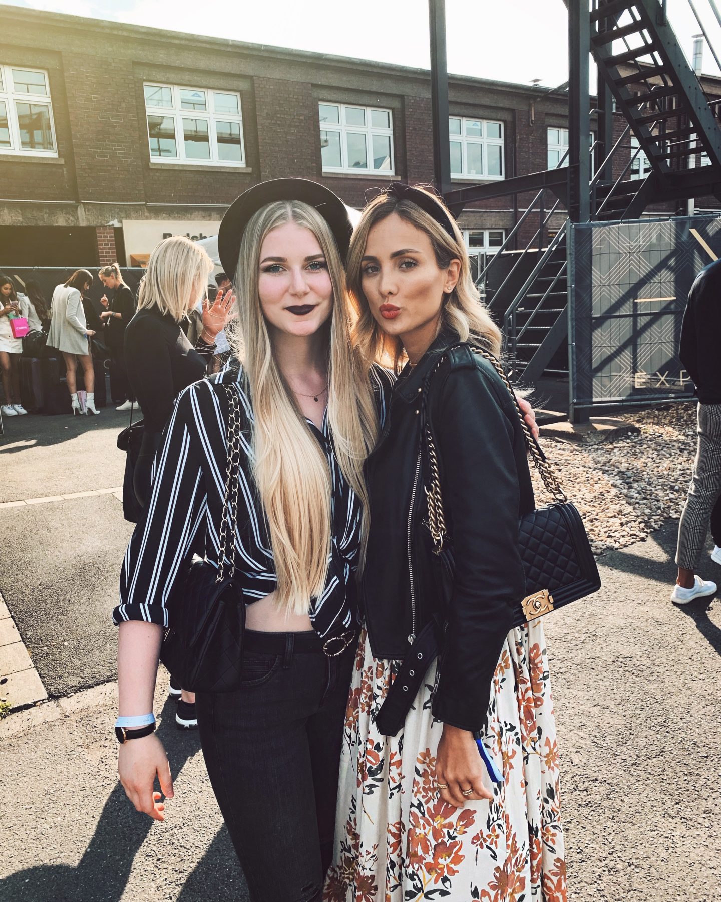 benita thenhaus mit carmen kroll (carmushka) backstage auf der gntm experience in duesseldorf