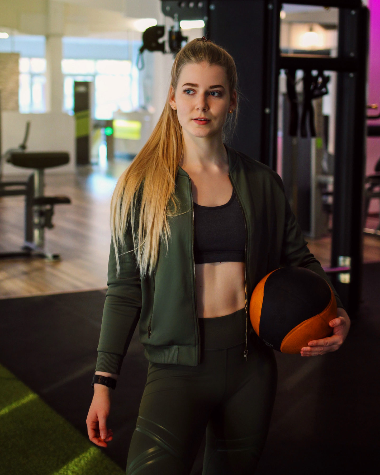 benita im easy fitness in buende in einem khaki farbenden sportoutfit von bumbum