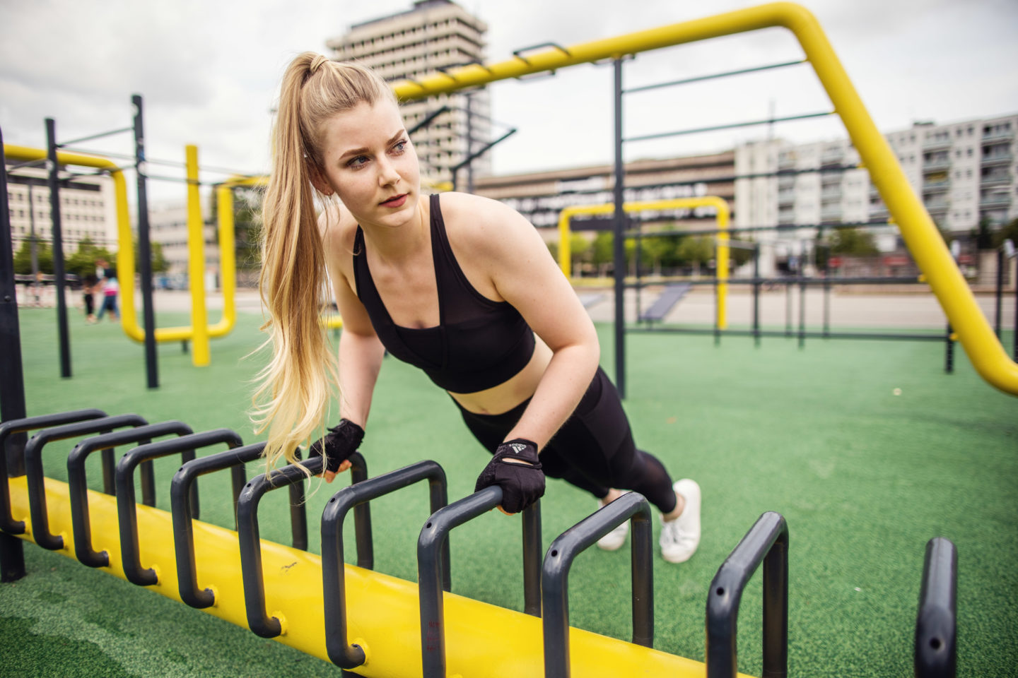 benita auf dem kesselbrink in bielefeld, sie uebt eine sportuebung die sich liegestuetz oder auch push ups nennt