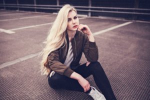 benita in einem casual outfit auf einem parkdeck in bielefeld