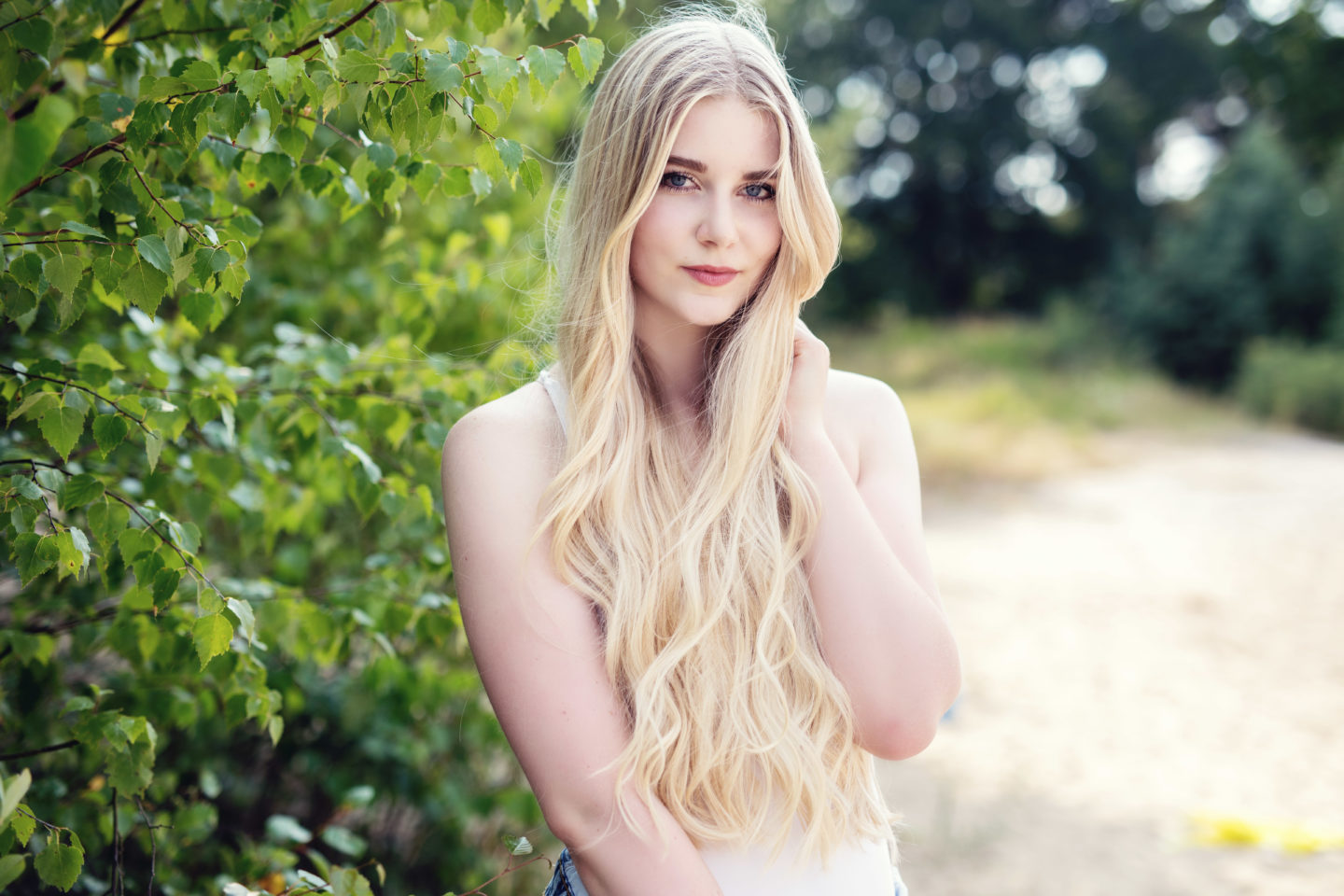 portrait von benita thenhaus mit lockigen langen haaren am strand