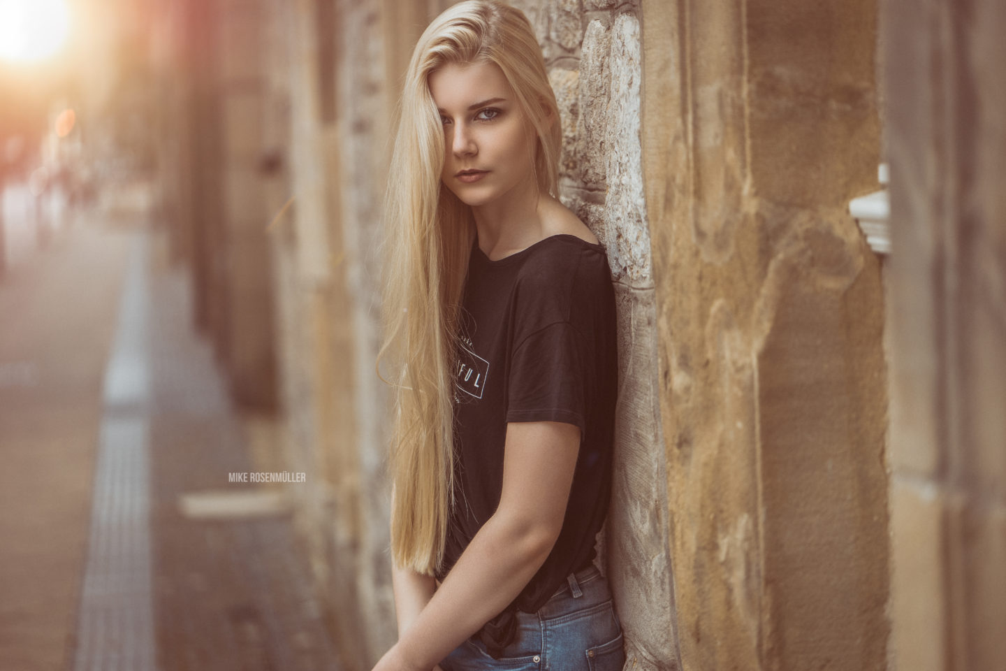 ein portrait von benita am rathaus in bielefeld. sie traegt ein schwarzes t-shirt und ihr blick ist ernst zur kamera gerichtet