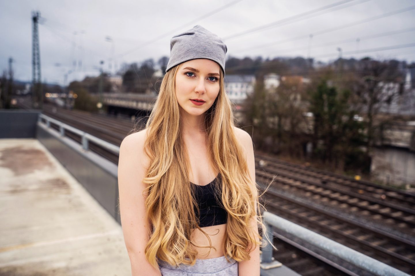 benita thenhaus auf einem parkdeck in bielefeld im casual look mit langen, lockigen haaren