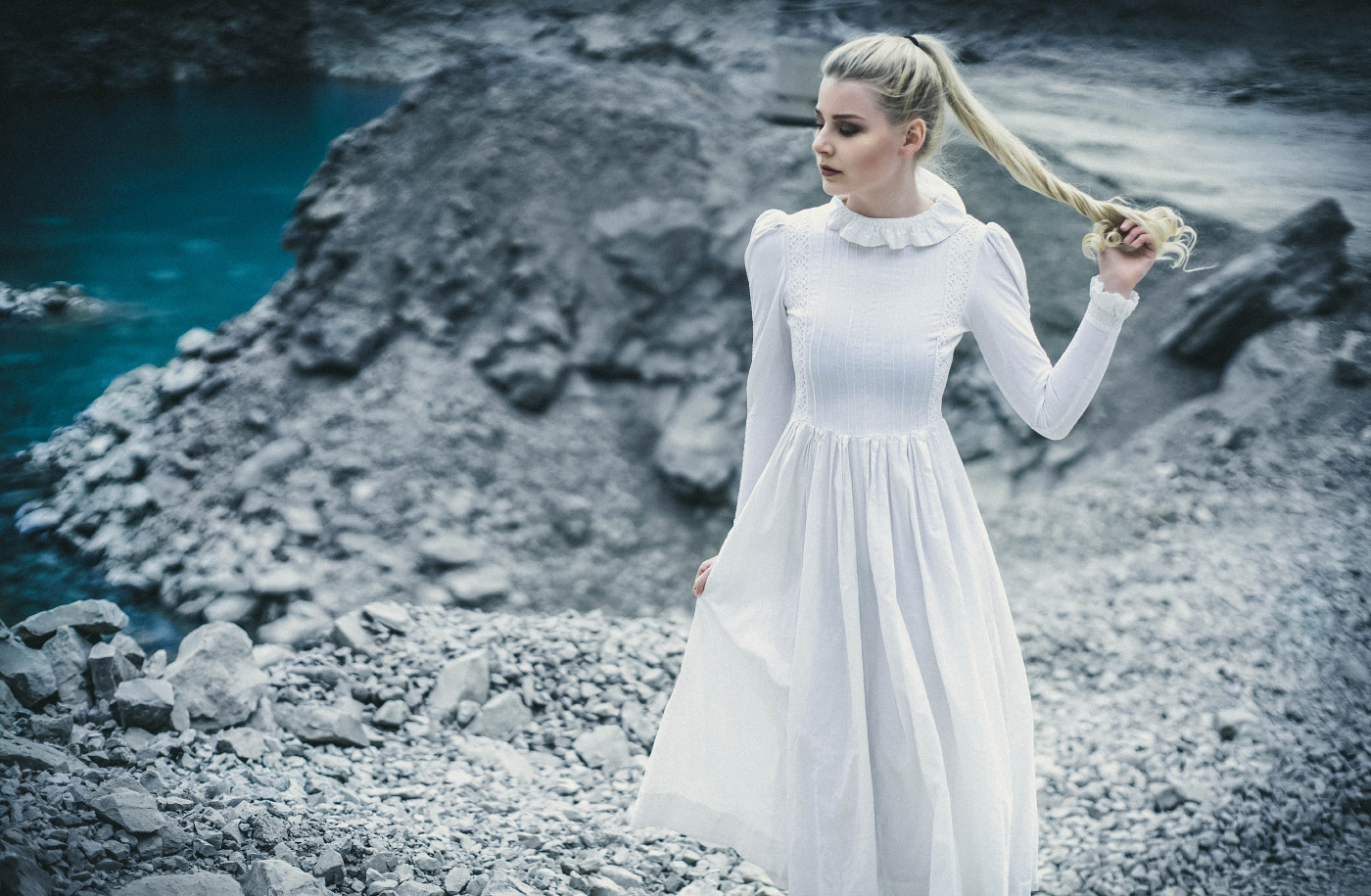 benita in einem weissen kleid in einer lagunen landschaft