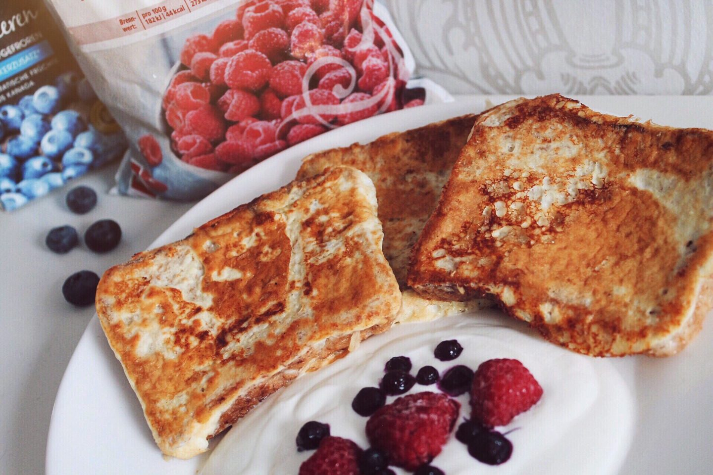 vanilla whey french toast mit magerquark und gefrorenen beeren